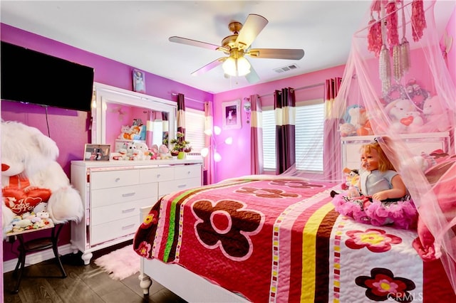 bedroom with ceiling fan