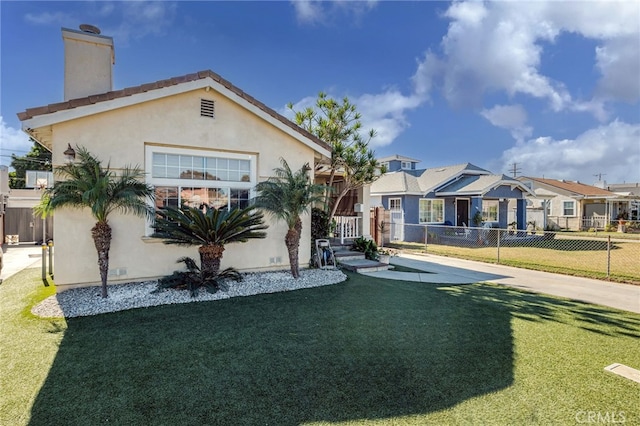 view of front facade featuring a front lawn