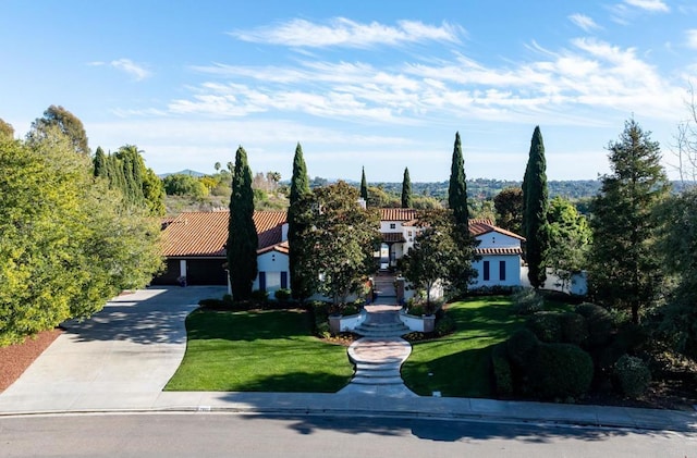 view of front of property featuring a front yard