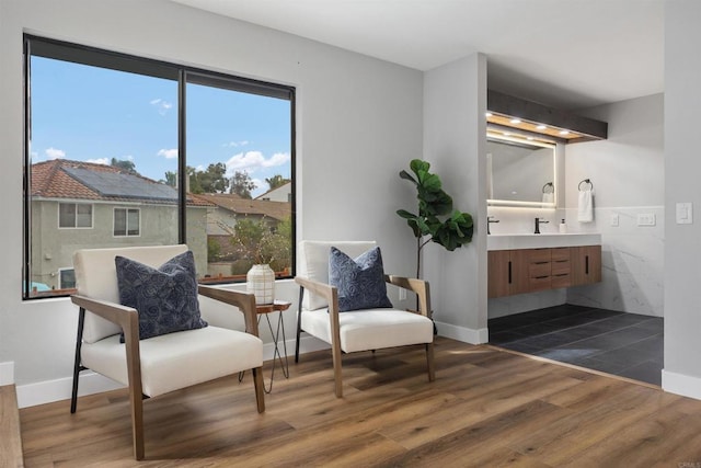 sitting room with dark wood-type flooring and sink