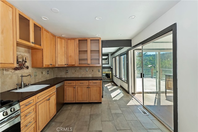 kitchen with dark hardwood / wood-style floors, sink, stainless steel appliances, and tasteful backsplash