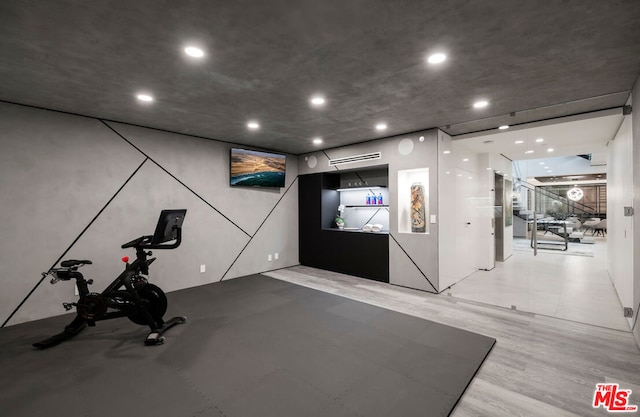 exercise area with light hardwood / wood-style flooring