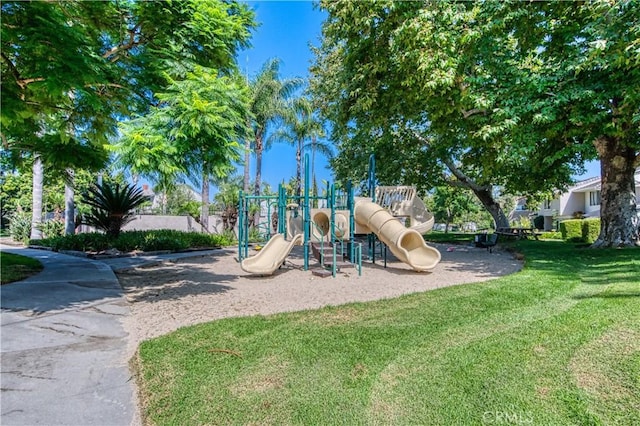 view of jungle gym featuring a yard