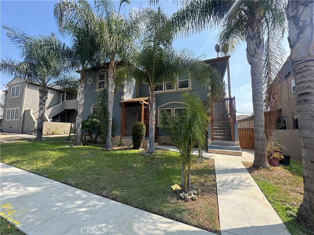 view of front of property featuring a front lawn