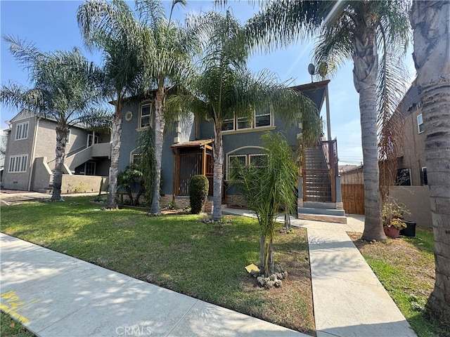 view of front of property featuring a front lawn