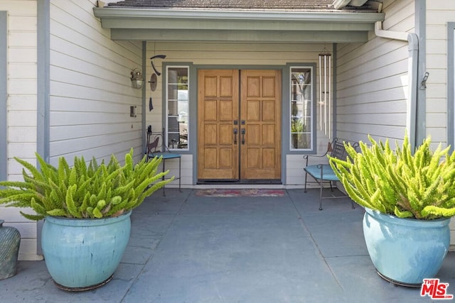 property entrance featuring covered porch