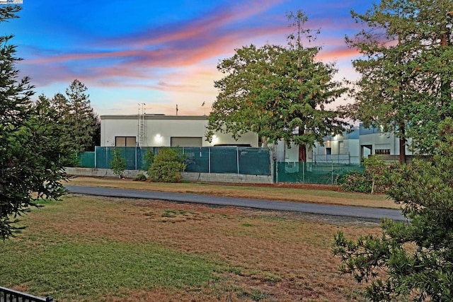 view of yard at dusk