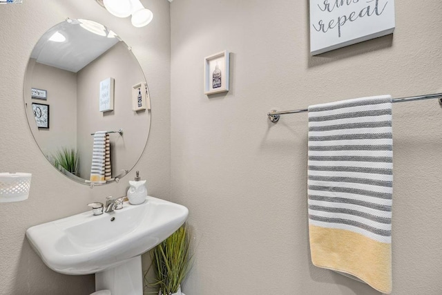 bathroom featuring sink