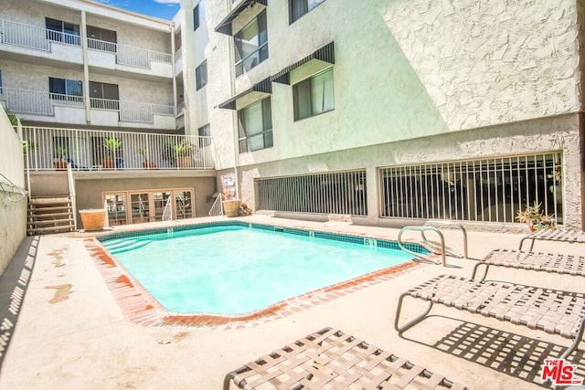 view of swimming pool featuring a patio