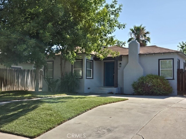 view of front of home featuring a front yard