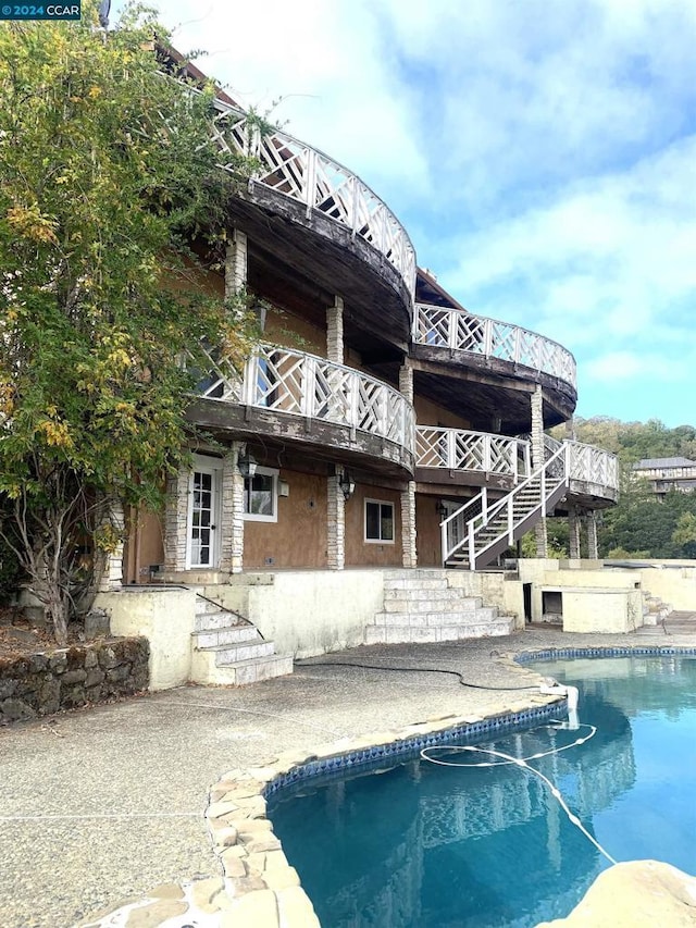 view of swimming pool