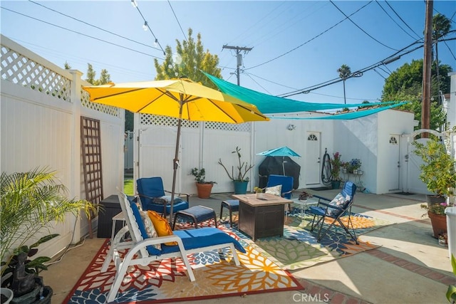 view of patio featuring an outdoor fire pit