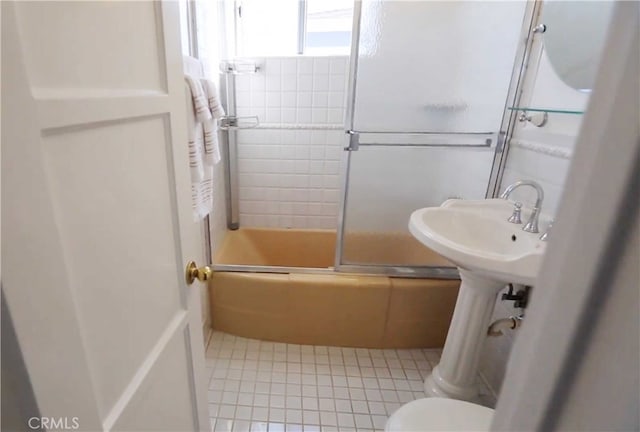 bathroom featuring toilet and enclosed tub / shower combo