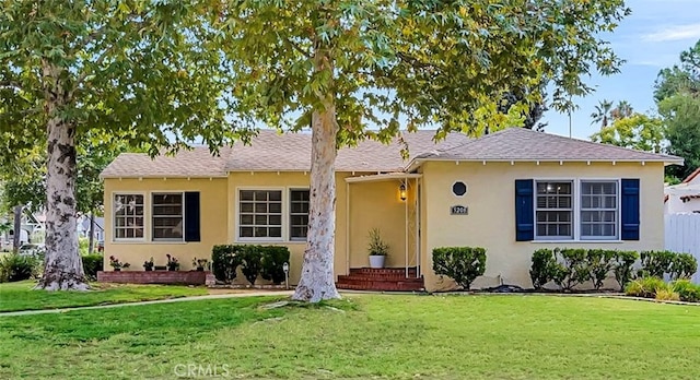 view of front of property with a front yard