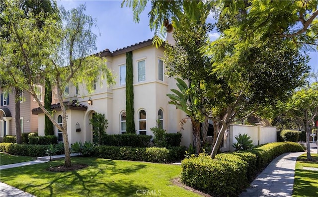 view of front facade featuring a front yard