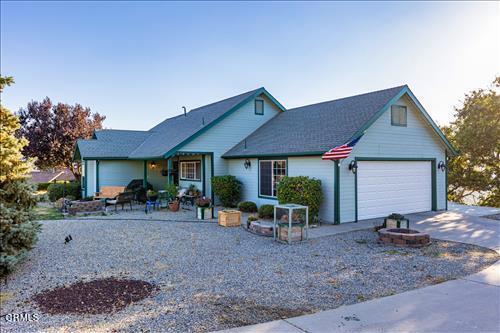 ranch-style home featuring a garage