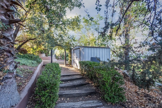 view of yard featuring a storage unit