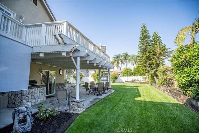 view of yard featuring a patio area