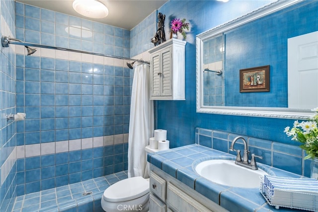 bathroom featuring decorative backsplash, a shower with curtain, vanity, and toilet