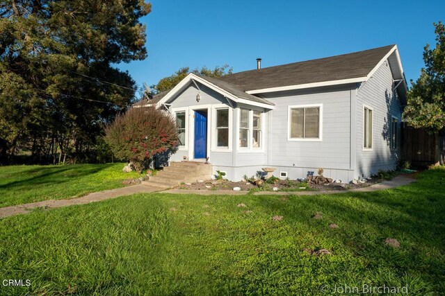 bungalow featuring a front yard