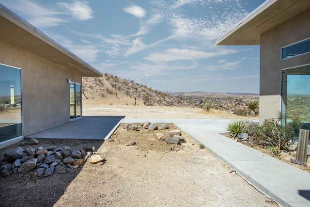 view of yard with a mountain view