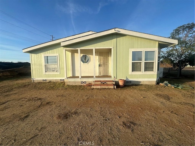 view of front of property featuring crawl space