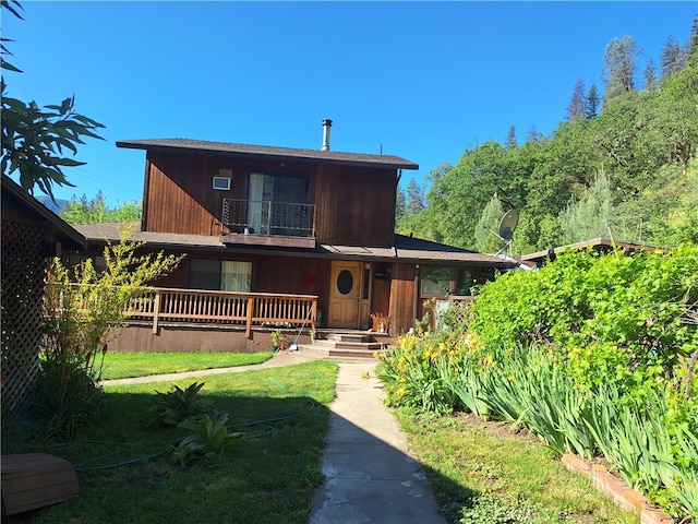 view of front of property with a front lawn