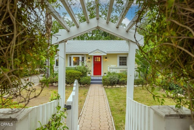 view of front of house featuring a front yard