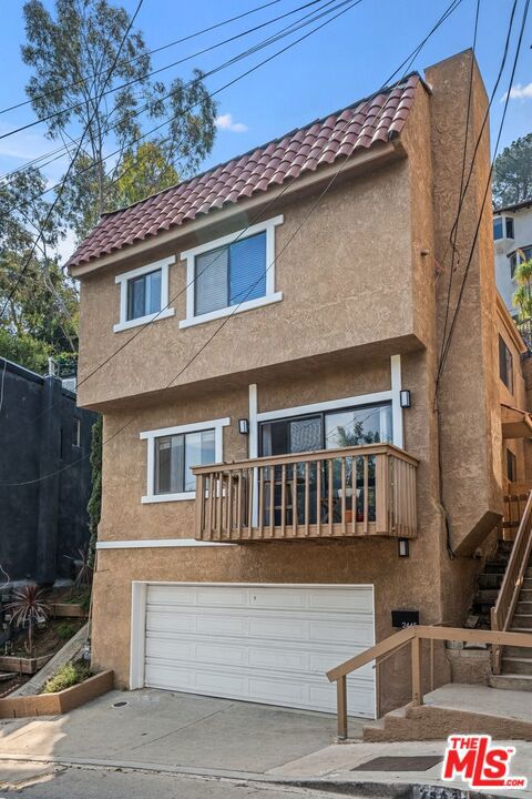 view of front of property featuring a garage