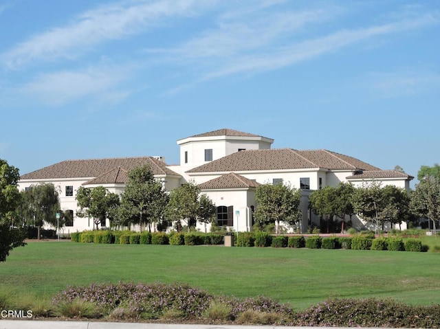 exterior space featuring a front yard