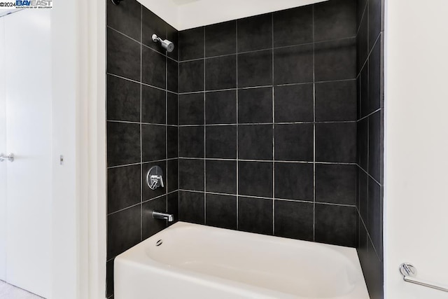 bathroom featuring tiled shower / bath