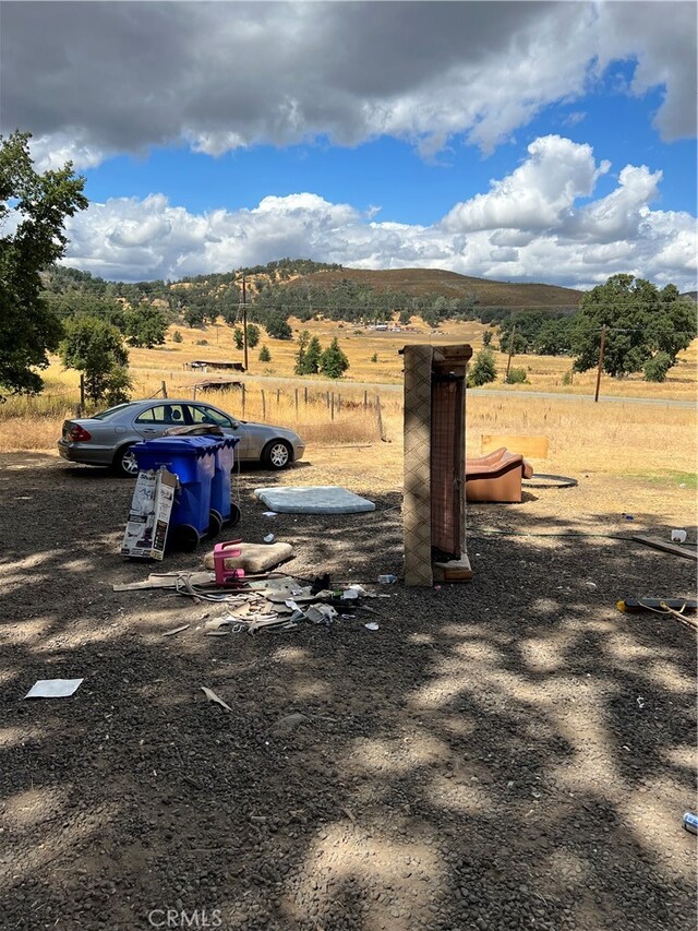 view of yard featuring a rural view