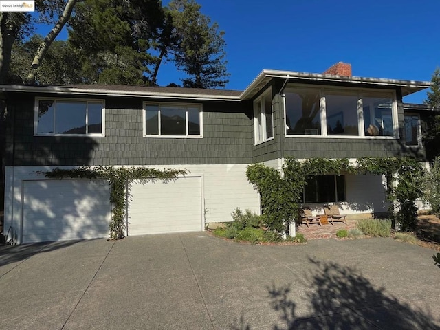 view of front facade featuring a garage