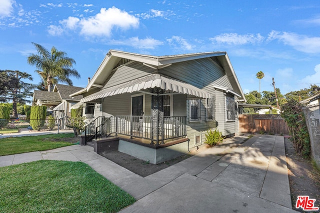 view of front facade featuring a front yard and covered porch