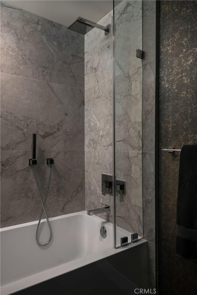 bathroom featuring tiled shower / bath combo