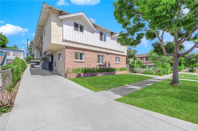 view of front facade featuring a front yard and a carport