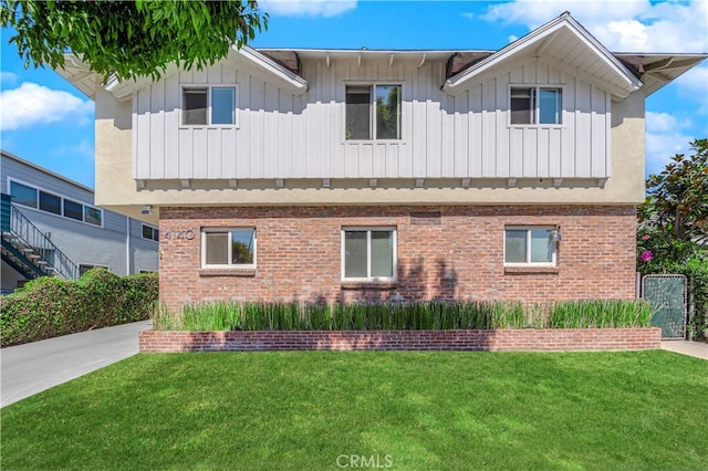 view of front of property featuring a front lawn