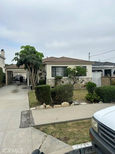 view of front facade with a carport