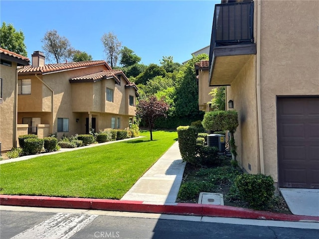 view of property's community featuring a yard