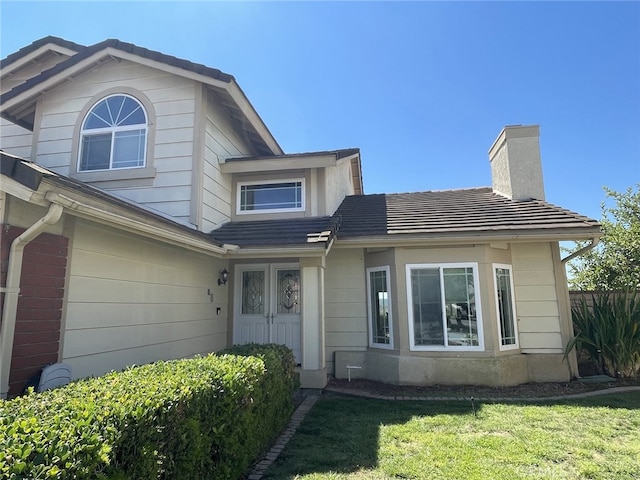 view of front of home with a front lawn