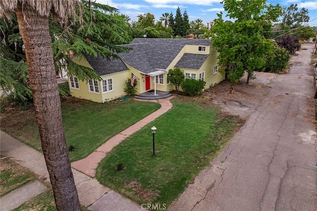 view of front facade featuring a front yard