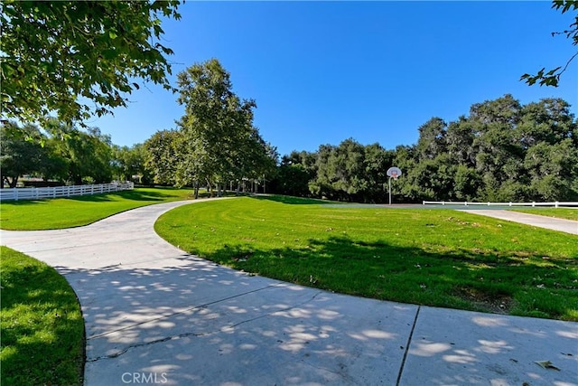 view of property's community featuring a lawn