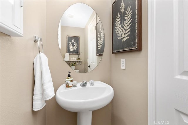 bathroom featuring sink