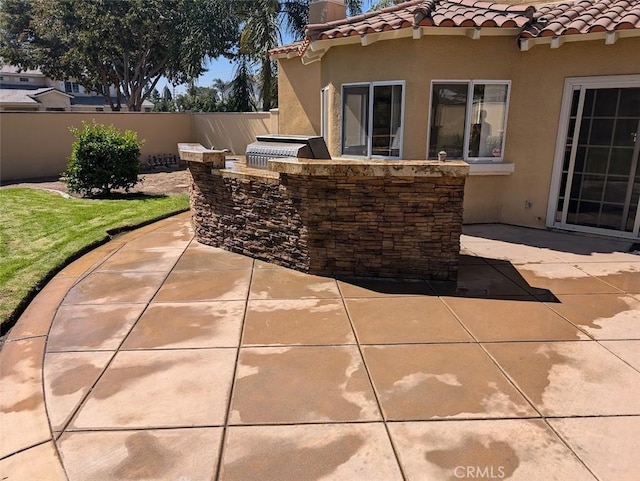 view of patio featuring a grill and an outdoor kitchen