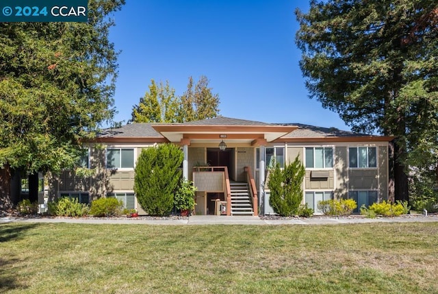 view of front of property with a front lawn