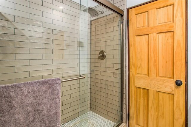 30421 Live Oak Dr, Running Springs, CA 92382 - full bathroom featuring a shower stall