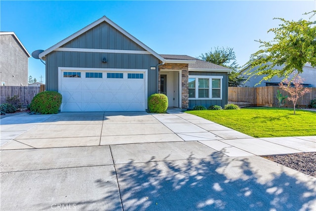 view of front of house featuring a front lawn and a garage