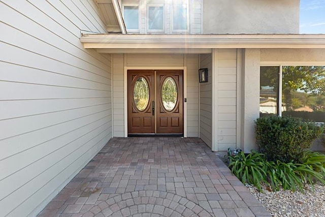 entrance to property featuring covered porch