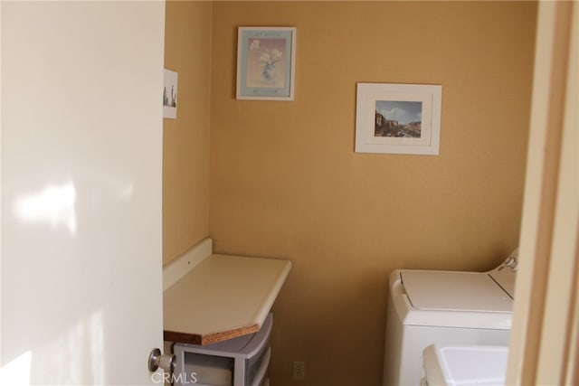 laundry area with washer / clothes dryer