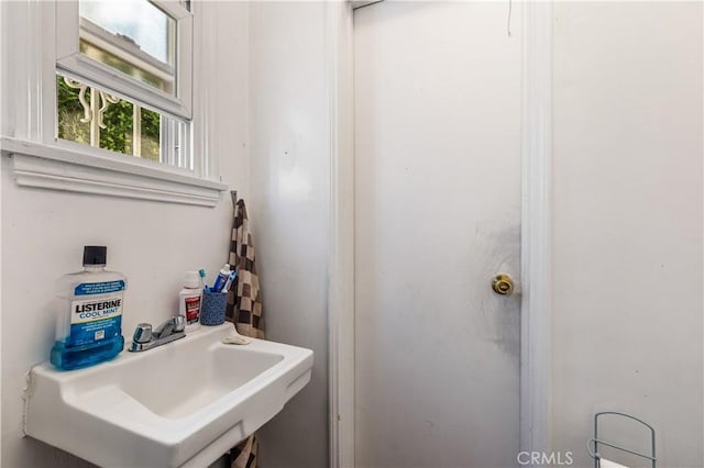 bathroom featuring sink